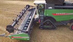 芬特收割机作业航拍画面-作业视频