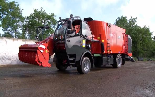 库恩SPW系列自走式饲料搅拌机作业视频